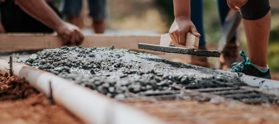 découvrez le béton, matériau incontournable de la construction moderne. apprenez-en plus sur ses applications variées, ses types et ses avantages pour vos projets. que vous soyez professionnel ou passionné, explorez l'univers du béton et ses innovations.