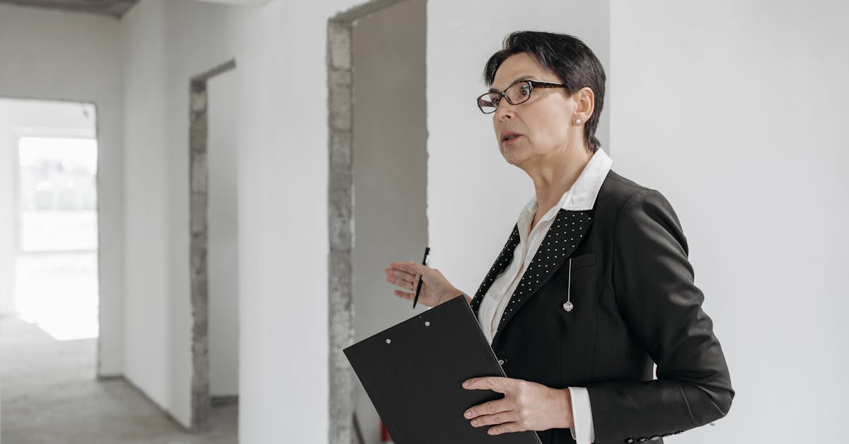 découvrez le rôle essentiel d'un chef de projet : garant de la planification, de l'exécution et du succès des projets, alliant compétences en leadership et expertise technique. optimisez vos projets avec un manager capable de mobiliser les équipes, gérer les budgets et assurer la satisfaction des clients.