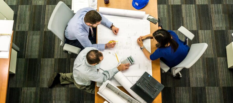 découvrez le rôle essentiel d'un chef de projet dans la gestion et la coordination des équipes pour assurer le succès des projets. apprenez les compétences clés, les outils et les méthodologies utilisées par les chefs de projet pour atteindre les objectifs dans les délais et avec efficacité.
