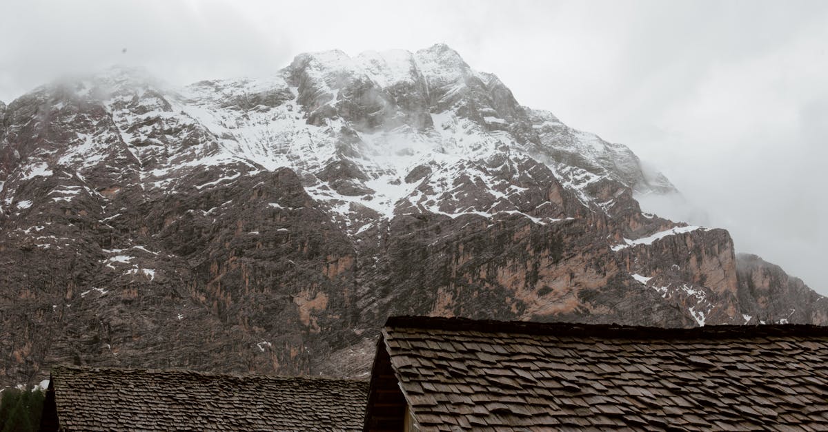 découvrez tout ce qu'il faut savoir sur la pente de toiture : son importance, ses types et comment elle influence l'évacuation des eaux pluviales, l'esthétique de votre maison et l'isolation thermique. améliorez la durabilité et l'efficacité de votre toiture grâce à nos conseils d'experts.