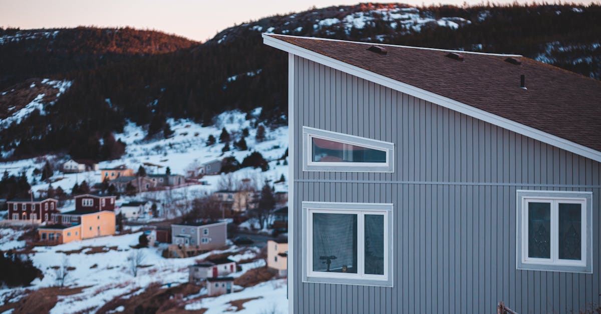 découvrez l'importance de la pente de toit dans la construction et la toiture. apprenez comment une pente adéquate peut influencer l'évacuation des eaux, l'esthétique et l'efficacité énergétique de votre maison. profitez de conseils d'experts pour choisir la pente optimale pour votre projet.