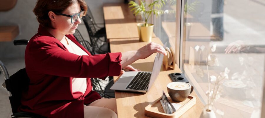 découvrez l'accessibilité : son importance, ses principes et les bonnes pratiques pour rendre les sites web et applications utilisables par tous, y compris les personnes en situation de handicap.