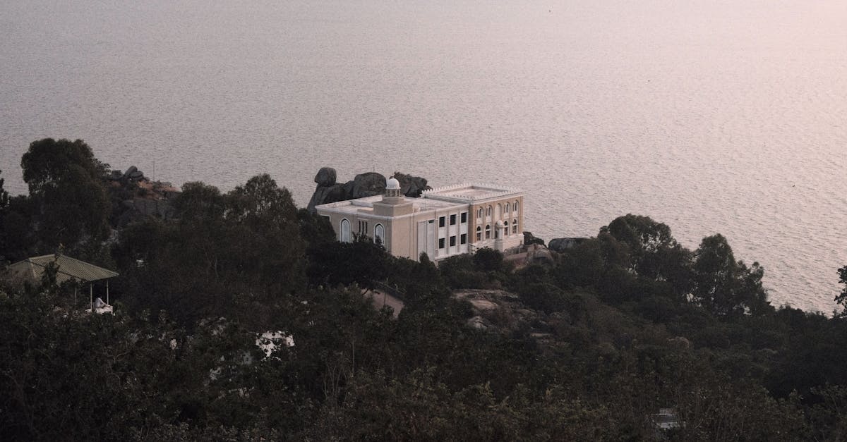 découvrez les avantages d'une maison bioclimatique : un habitat écoresponsable qui optimise l'énergie naturelle, favorise le confort thermique et réduit votre empreinte écologique tout en intégrant harmonieusement l'environnement.