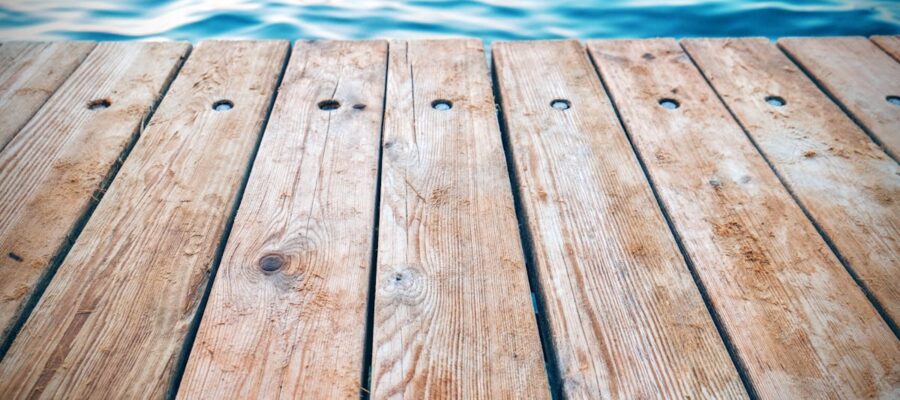 découvrez tout ce qu'il faut savoir sur le decking : matériaux, conseils d'installation et idées de design pour créer une terrasse extérieure élégante et durable.