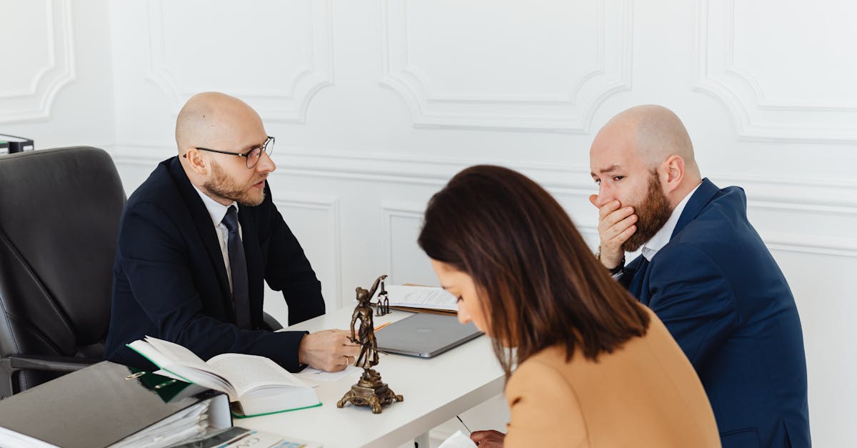 découvrez le rôle essentiel du notaire en france : de l’authentification des actes juridiques à la sécurité de vos transactions immobilières. faites appel à un professionnel pour garantir la légalité et la sérénité de vos démarches notariales.
