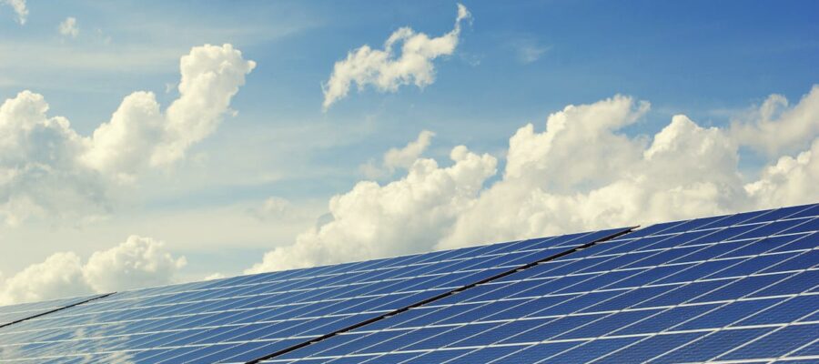 découvrez les avantages des panneaux solaires pour votre maison : électricité verte, économies d'énergie et respect de l'environnement. transformez votre toit en une source d'énergie renouvelable dès aujourd'hui!