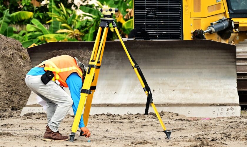 découvrez le rôle essentiel du surveyor, spécialiste des mesures topographiques et du relevé de terrains, indispensable dans les projets de construction, d’aménagement et de cartographie.