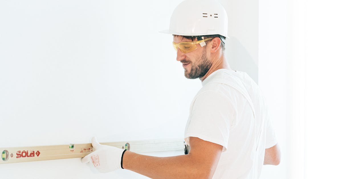 découvrez les équipements de sécurité indispensables pour les chantiers de construction : protections individuelles, signalisation, casques et vêtements adaptés. assurez la sécurité de vos équipes grâce à des solutions conformes aux normes.