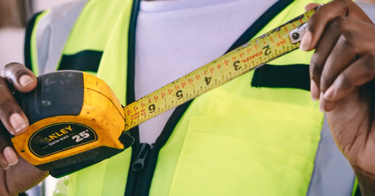 découvrez l’équipement de sécurité indispensable pour les chantiers de construction : casques, gilets, chaussures et protections adaptées pour garantir la sécurité des travailleurs et la conformité aux normes en vigueur.