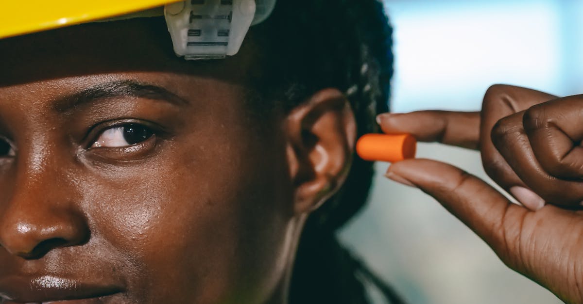 découvrez tout l'équipement de sécurité essentiel pour les chantiers de construction : casques, gilets, gants et plus, afin d'assurer la protection des travailleurs et la conformité aux normes.