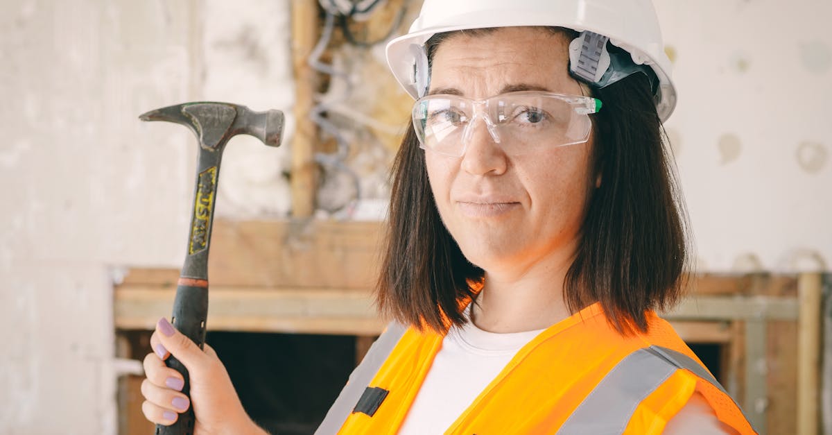 découvrez les équipements de sécurité indispensables pour les chantiers de construction : casques, gilets, chaussures et protections pour assurer la sécurité des travailleurs et prévenir les accidents.
