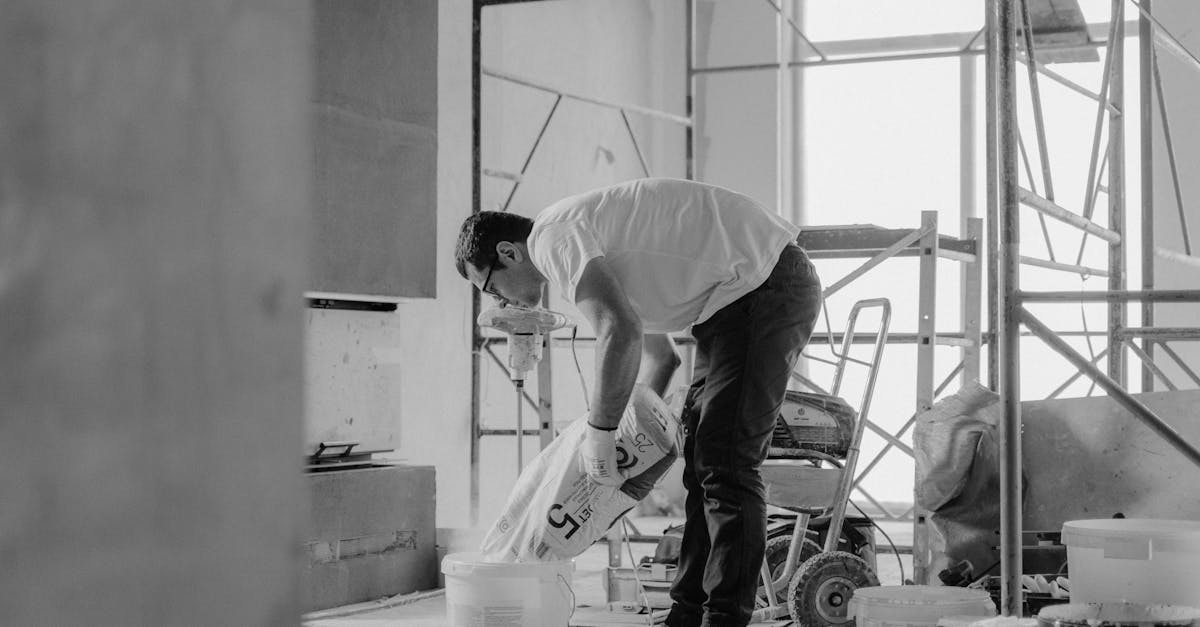 découvrez les équipements de sécurité indispensables pour le chantier : casques, gilets, chaussures et protections individuelles pour garantir la sécurité des ouvriers et prévenir les accidents.
