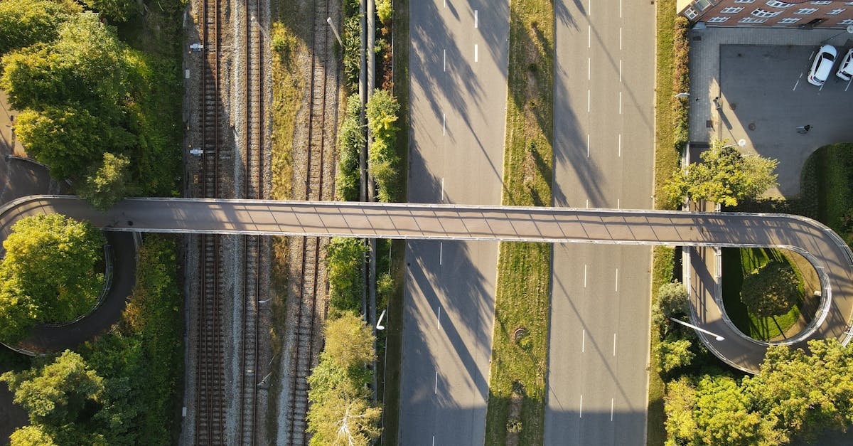découvrez comment la connectivité terrestre améliore le transport, le commerce et les échanges entre régions, favorisant le développement économique et social.