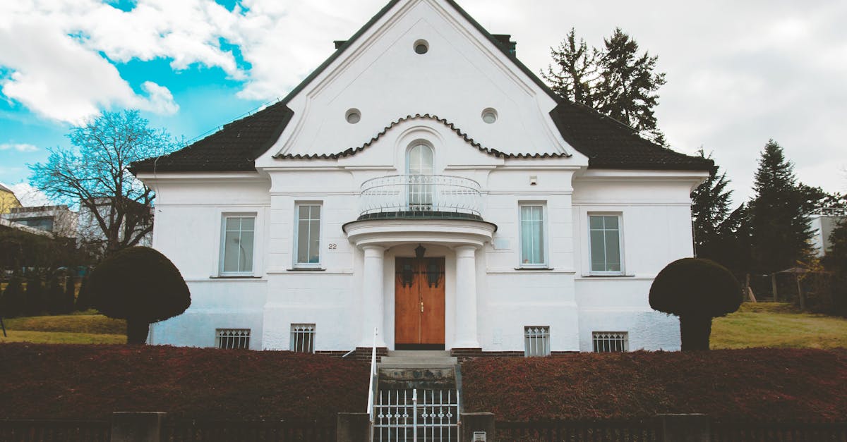 découvrez les avantages d'une maison semi-mitoyenne : un parfait compromis entre intimité et convivialité, idéale pour les familles à la recherche d'espace et de confort en milieu urbain ou suburbain.
