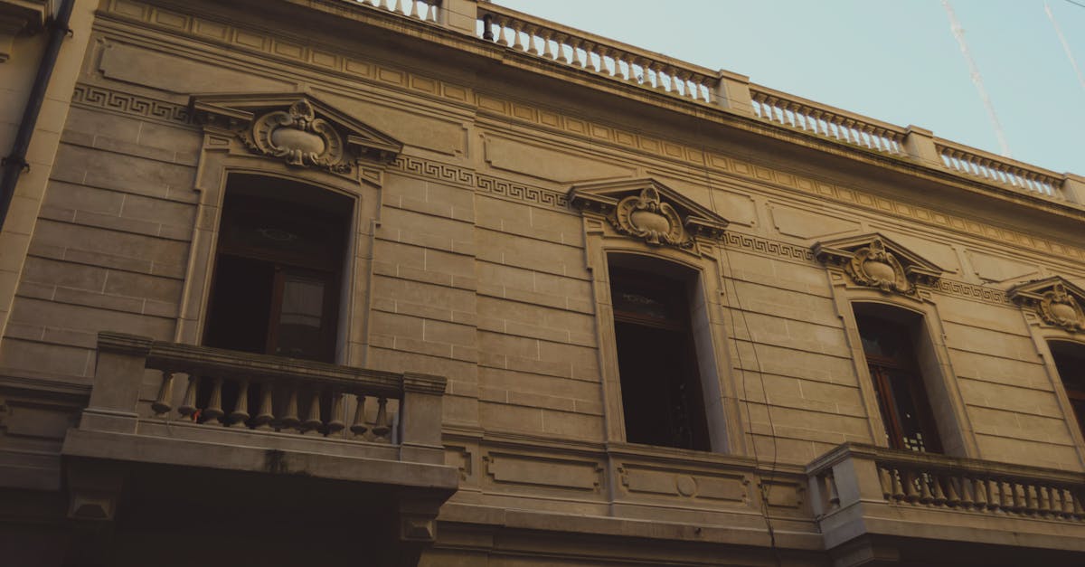 découvrez les avantages du zinc pour vos façades : durabilité, esthétique moderne et faible entretien. le zinc s'adapte à tous les projets architecturaux et assure une protection optimale de votre bâtiment.