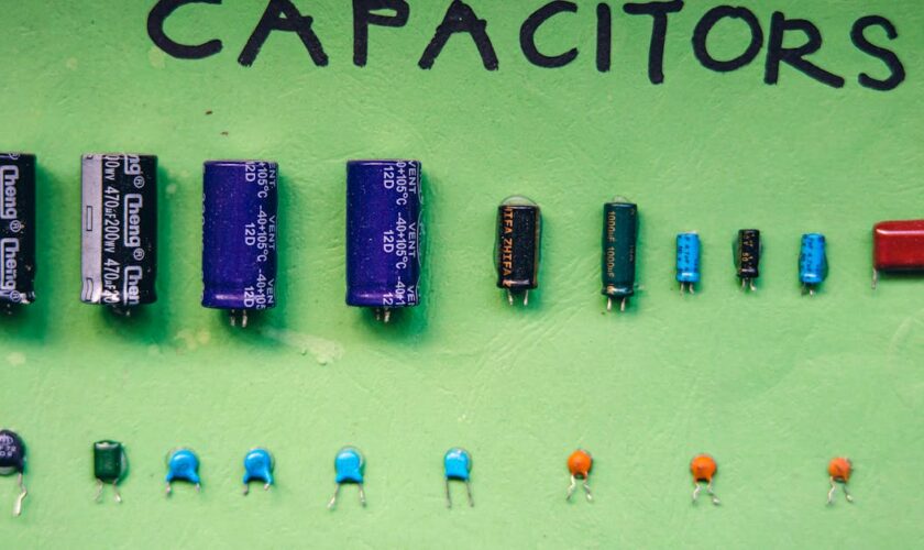 un condensateur est un composant électronique passif qui stocke l'énergie électrique sous forme de champ électrique. utilisé dans de nombreux circuits pour filtrer, lisser ou coupler des signaux.