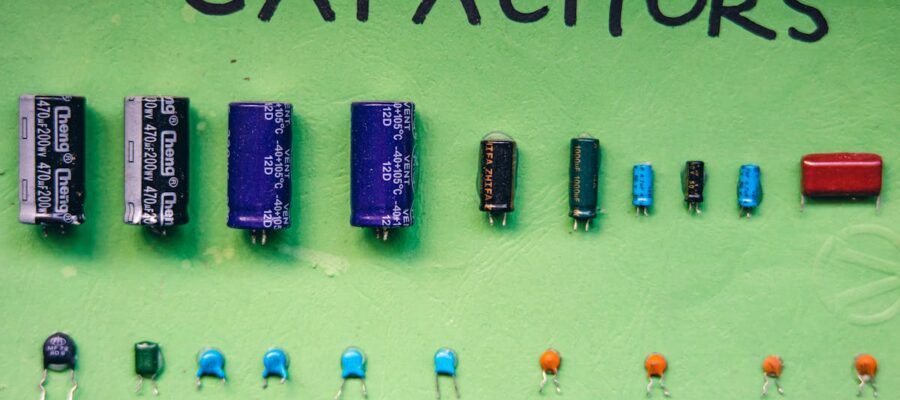 un condensateur est un composant électronique passif qui stocke l'énergie électrique sous forme de champ électrique. utilisé dans de nombreux circuits pour filtrer, lisser ou coupler des signaux.