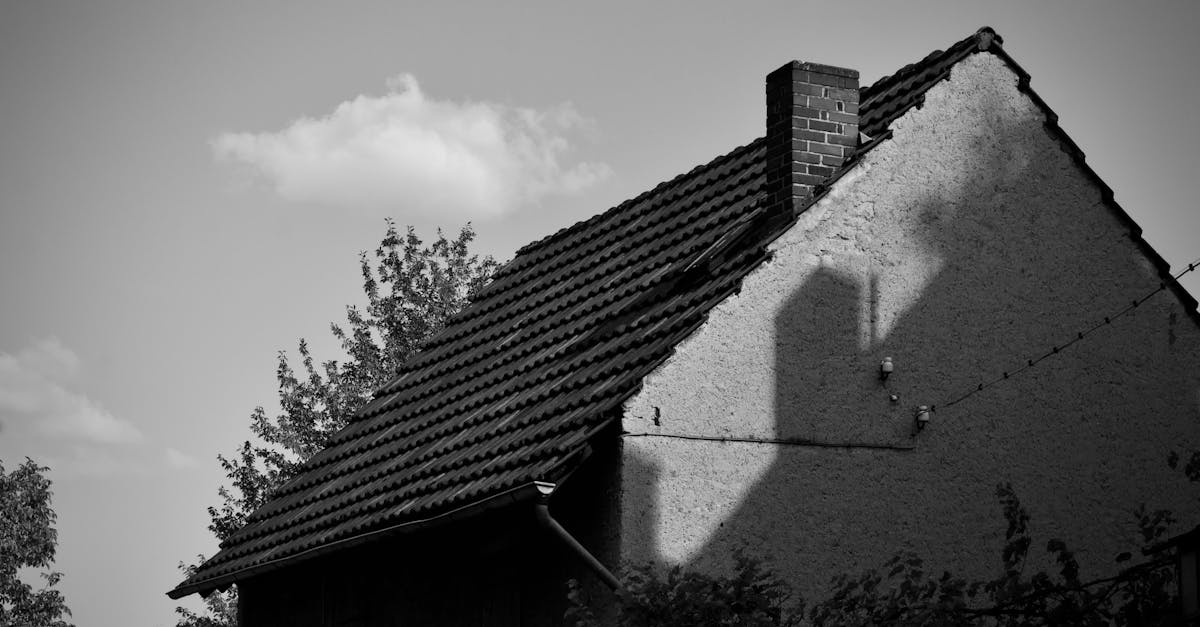 découvrez les causes et solutions au phénomène de reflux de fumée dans une cheminée, appelé backdraft, pour assurer une bonne ventilation et sécurité de votre foyer.