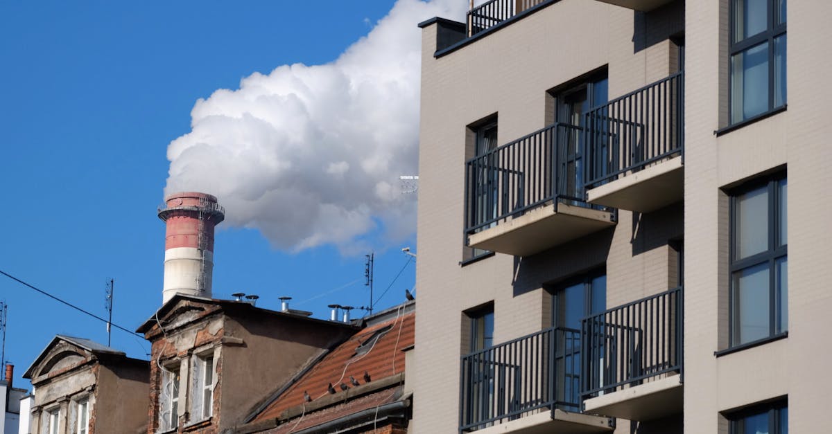 découvrez les causes et solutions du backdraft de cheminée pour assurer une bonne ventilation et éviter les risques de fumée dans votre intérieur.