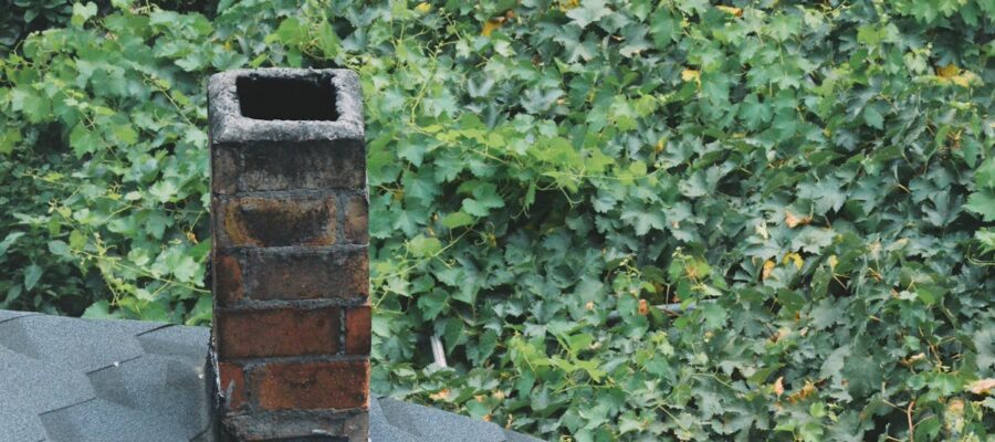 comprendre le phénomène de backdraft dans une cheminée : causes, risques et solutions pour assurer une bonne évacuation des fumées et prévenir les accidents.