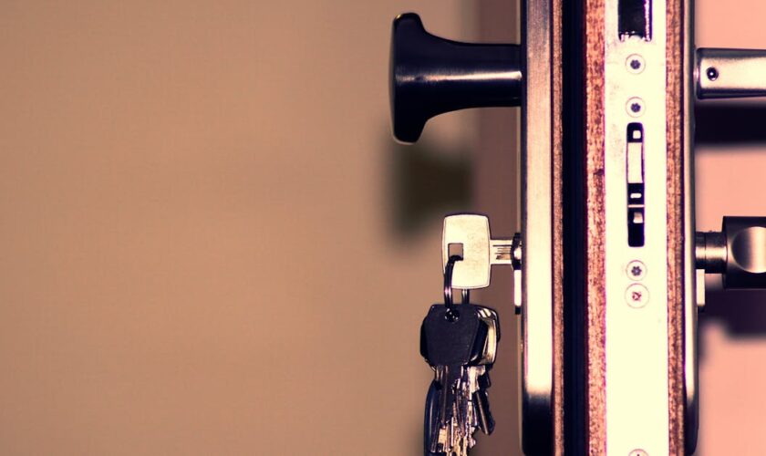 découvrez les prix de remplacement des serrures de porte en 2026, guide complet pour choisir la meilleure option selon votre budget et vos besoins.