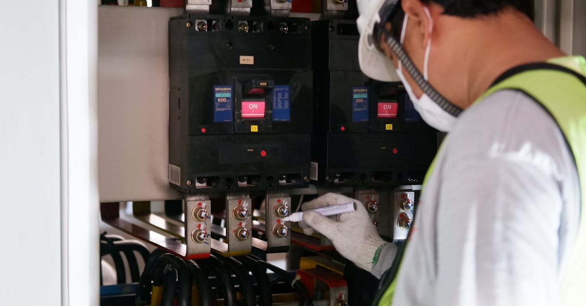 découvrez le coût de remplacement d'un tableau électrique, les facteurs influençant les prix et des conseils pour bien planifier vos travaux électriques.