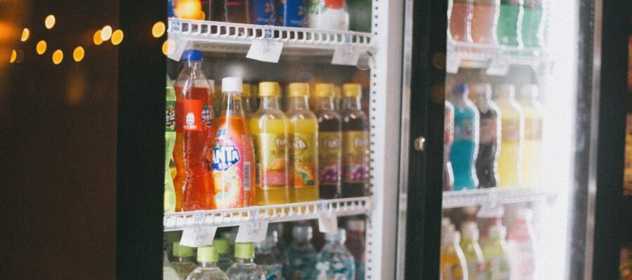 découvrez des astuces efficaces pour prévenir la condensation dans votre réfrigérateur et garder vos aliments frais plus longtemps.