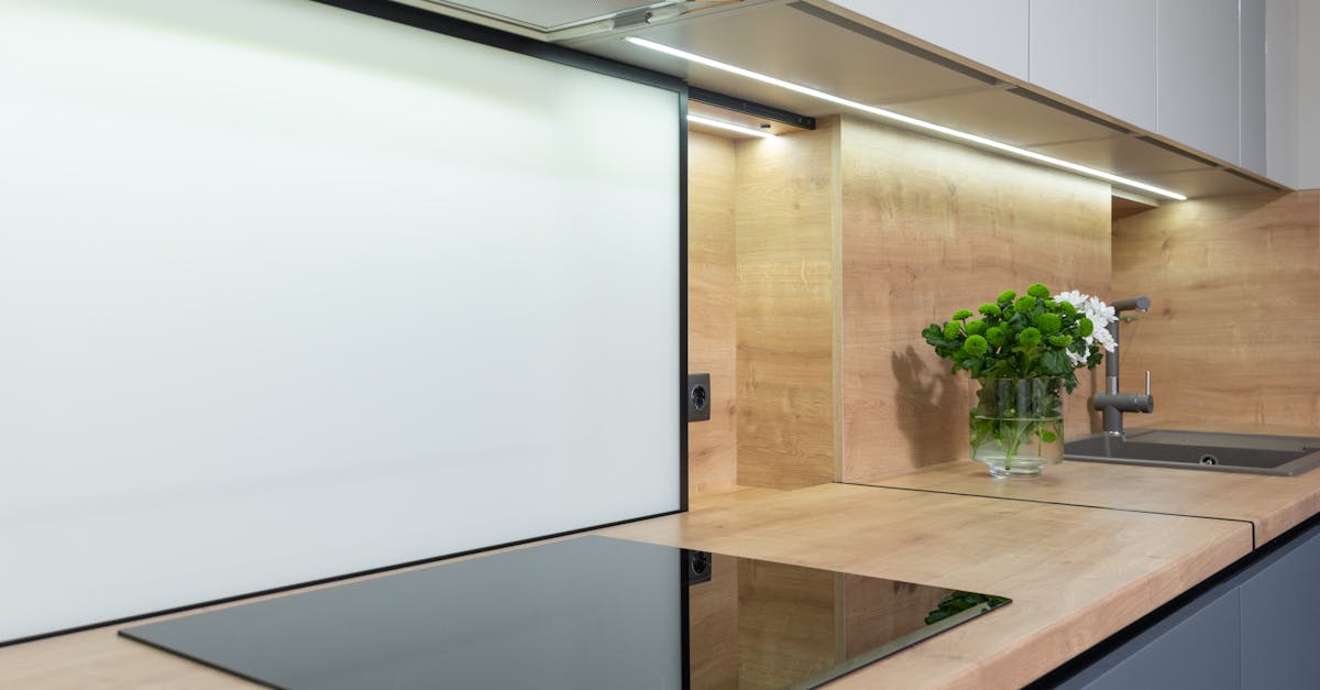 découvrez la signification des codes d'erreur des plaques à induction pour diagnostiquer et résoudre rapidement les problèmes de votre appareil de cuisson.