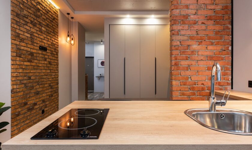 découvrez la signification des codes d'erreur pour les plaques à induction et apprenez comment résoudre les problèmes courants rapidement et efficacement.