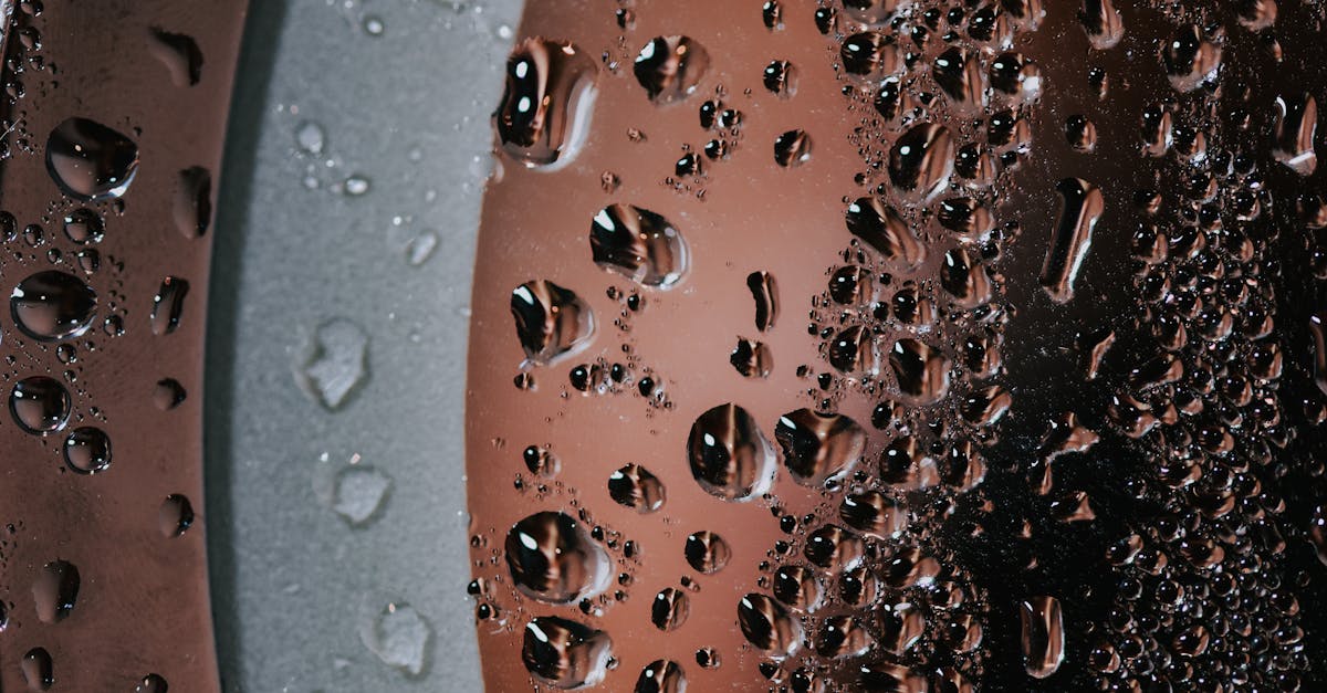 découvrez comment identifier et réparer un chauffe-eau qui fuit pour éviter les dégâts d'eau et économiser sur vos factures d'énergie.