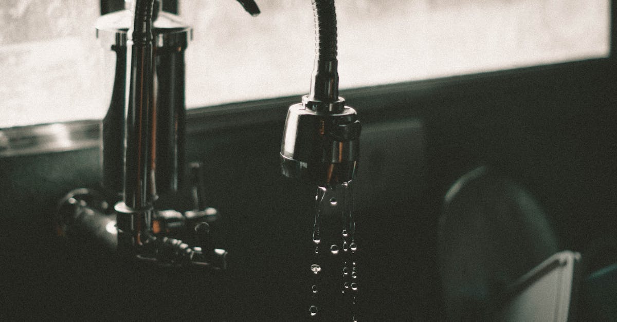 découvrez comment identifier et réparer un chauffe-eau qui fuit pour éviter les dégâts des eaux et économiser de l'énergie.