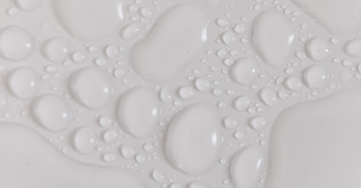 découvrez comment identifier et réparer un chauffe-eau qui fuit pour éviter les dégâts des eaux et économiser de l'énergie.