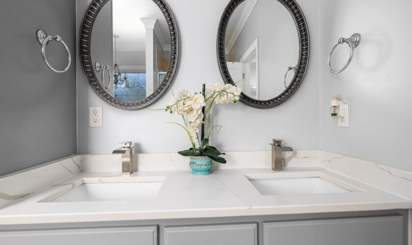 guide complet pour le montage de miroir : astuces, outils nécessaires et étapes détaillées pour installer votre miroir en toute sécurité et avec style.