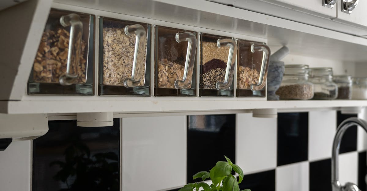 découvrez des astuces et conseils pratiques pour organiser votre garde-manger efficacement, optimiser l'espace et garder vos aliments toujours frais.