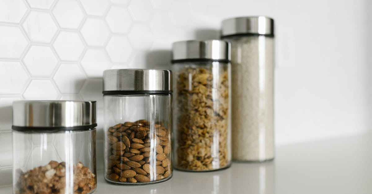 découvrez des astuces pratiques et efficaces pour organiser votre garde-manger, maximiser l'espace et garder vos aliments bien rangés et accessibles.