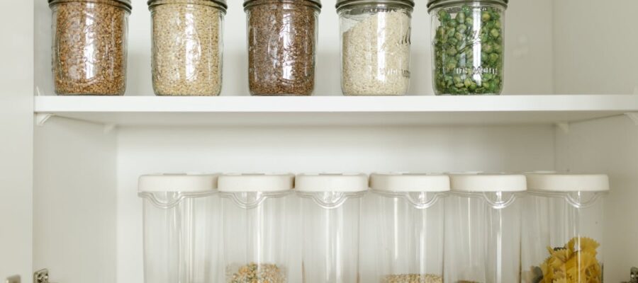 découvrez nos astuces pratiques et efficaces pour organiser votre garde-manger, optimiser l'espace et garder vos provisions bien rangées.