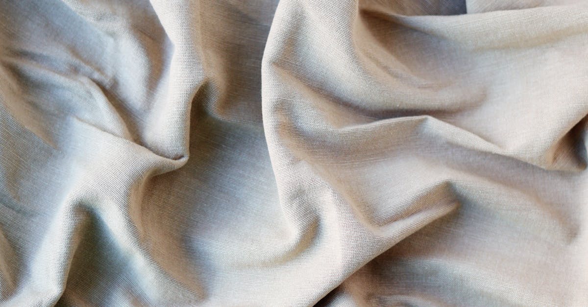 découvrez des méthodes efficaces pour éliminer la moisissure des tissus et redonner fraîcheur et propreté à vos vêtements et textiles.