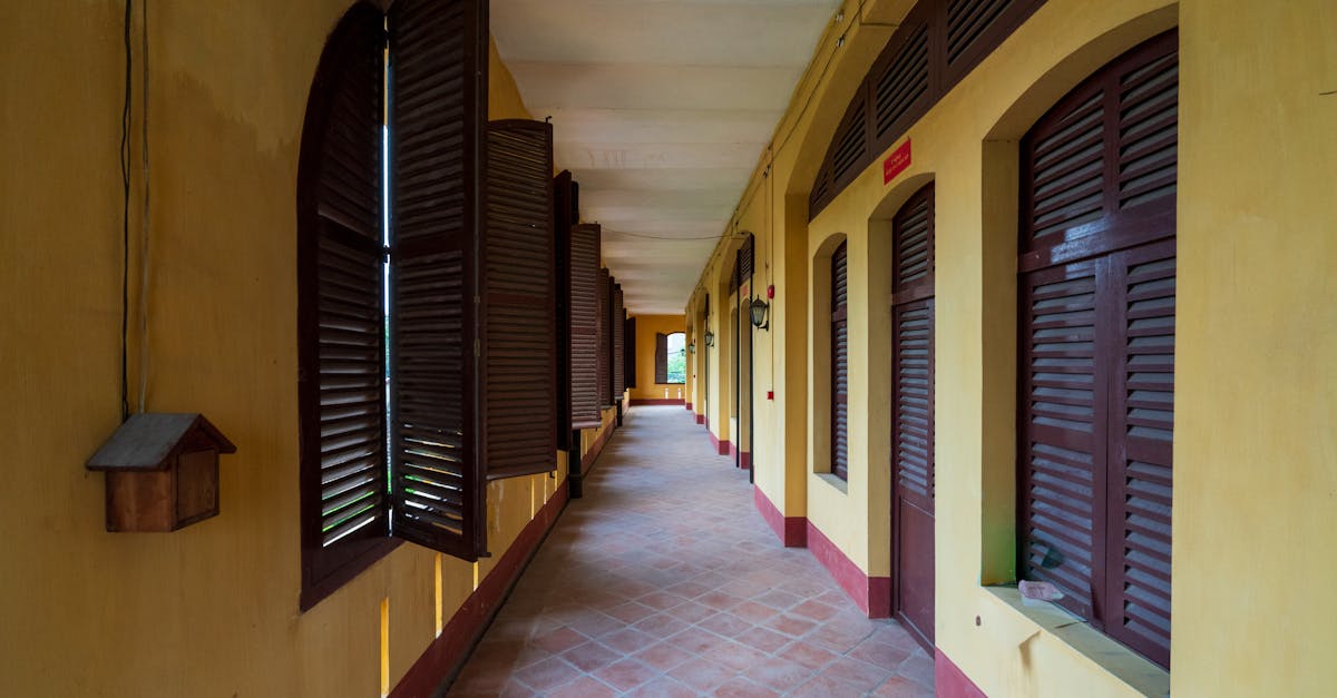 découvrez notre sélection de volets et persiennes de qualité pour protéger et embellir votre intérieur et extérieur.