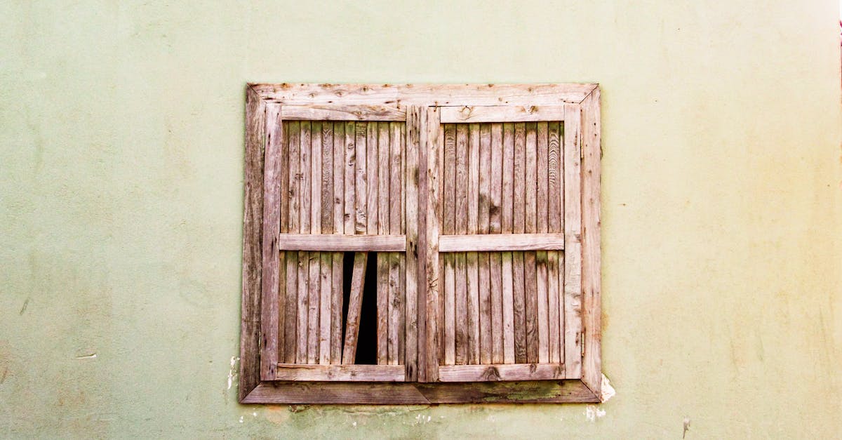 découvrez notre sélection de volets adaptés à tous les styles et besoins pour protéger et embellir votre maison.