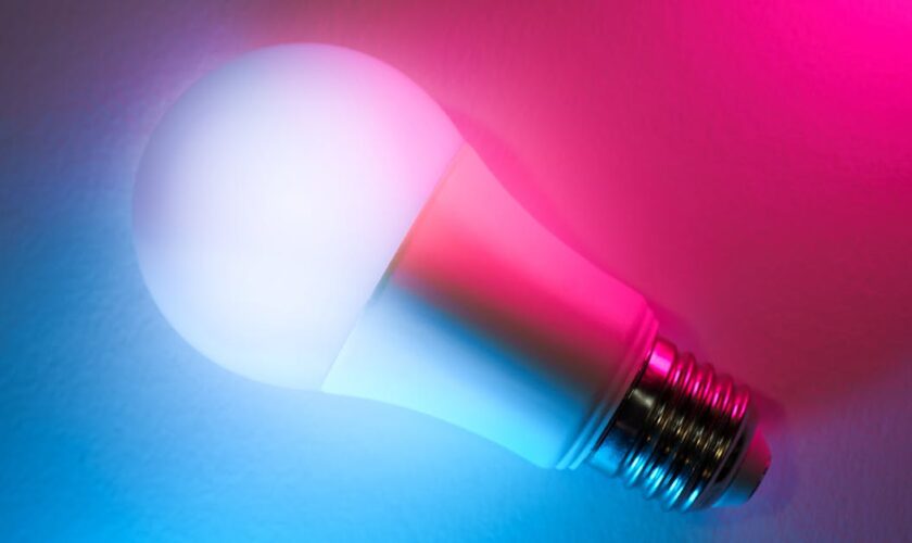 ampoule intelligente connectée pour un éclairage personnalisé, économique et contrôlable à distance via smartphone.