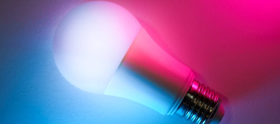 ampoule intelligente connectée pour un éclairage personnalisé, économique et contrôlable à distance via smartphone.