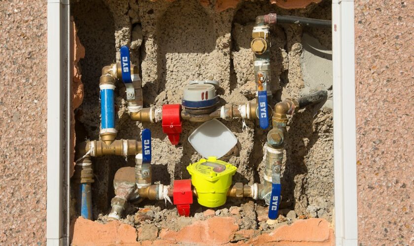 découvrez le compteur d'eau intelligent, une solution innovante pour une gestion précise et en temps réel de votre consommation d'eau, permettant des économies et une meilleure durabilité.