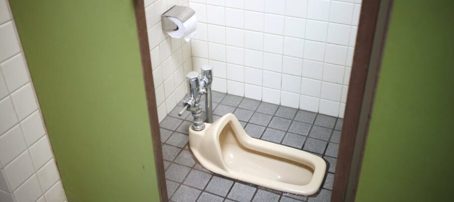 découvrez comment détartrer efficacement vos toilettes pour éliminer le calcaire et retrouver une propreté impeccable. astuces et conseils pratiques pour un entretien facile et rapide.