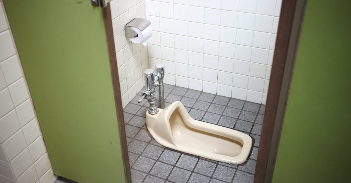 améliorez la stabilité de votre siège de toilette pour un confort et une sécurité accrus grâce à nos conseils et astuces pratiques.