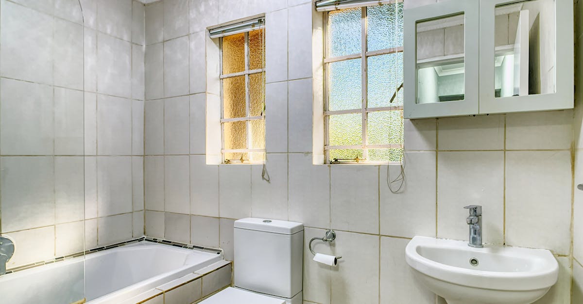 assurez la stabilité et la sécurité de votre siège de toilette grâce à nos conseils et solutions efficaces pour éviter tout glissement ou instabilité.