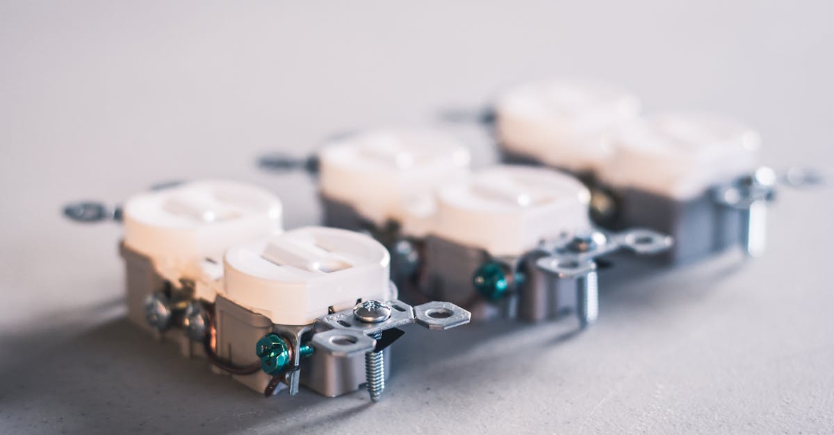 découvrez les causes courantes pour lesquelles un chauffe-eau déclenche le disjoncteur et comment résoudre ce problème de manière efficace et sécurisée.