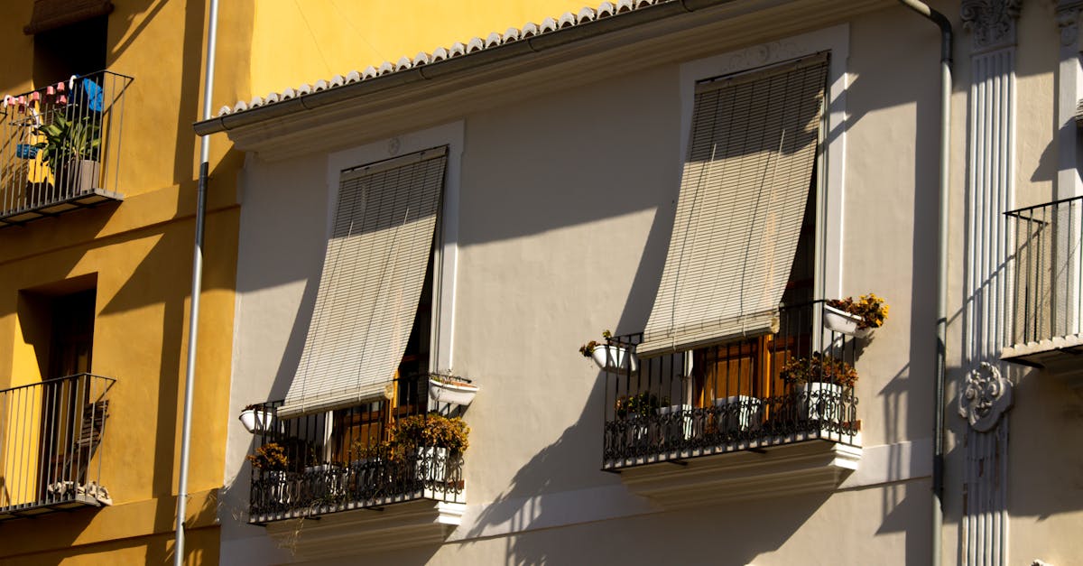 découvrez des solutions pratiques et esthétiques pour protéger votre balcon de la pluie. profitez pleinement de votre espace extérieur quelles que soient les conditions météo grâce à nos protections contre la pluie.