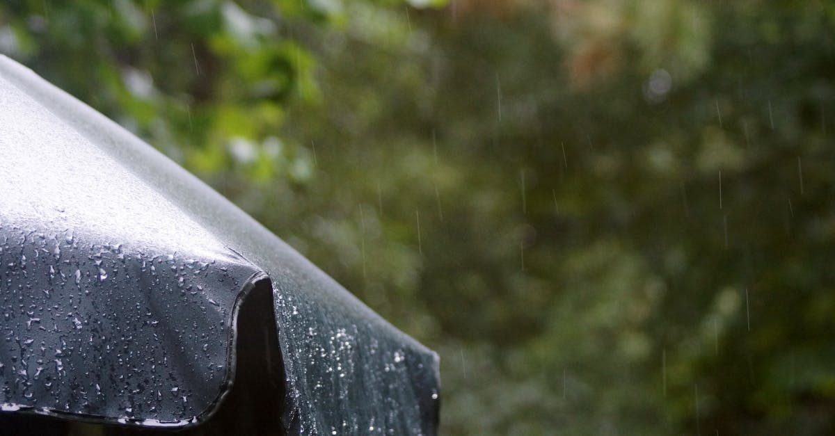 découvrez des solutions efficaces pour protéger votre balcon de la pluie et profiter pleinement de votre espace extérieur en toutes saisons.