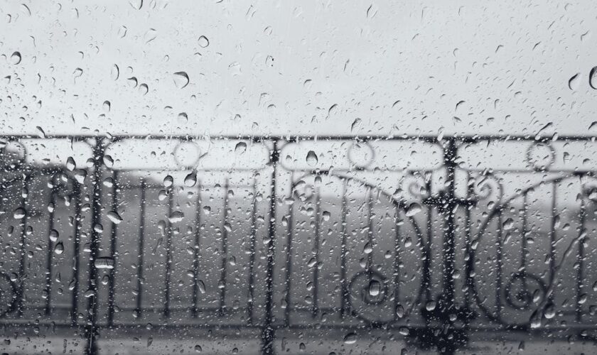 protection pluie pour balcon : solutions efficaces et esthétiques pour protéger votre balcon des intempéries tout en profitant de votre espace extérieur en toute saison.