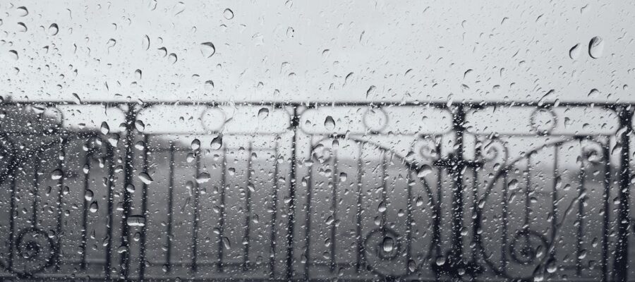 protection pluie pour balcon : solutions efficaces et esthétiques pour protéger votre balcon des intempéries tout en profitant de votre espace extérieur en toute saison.